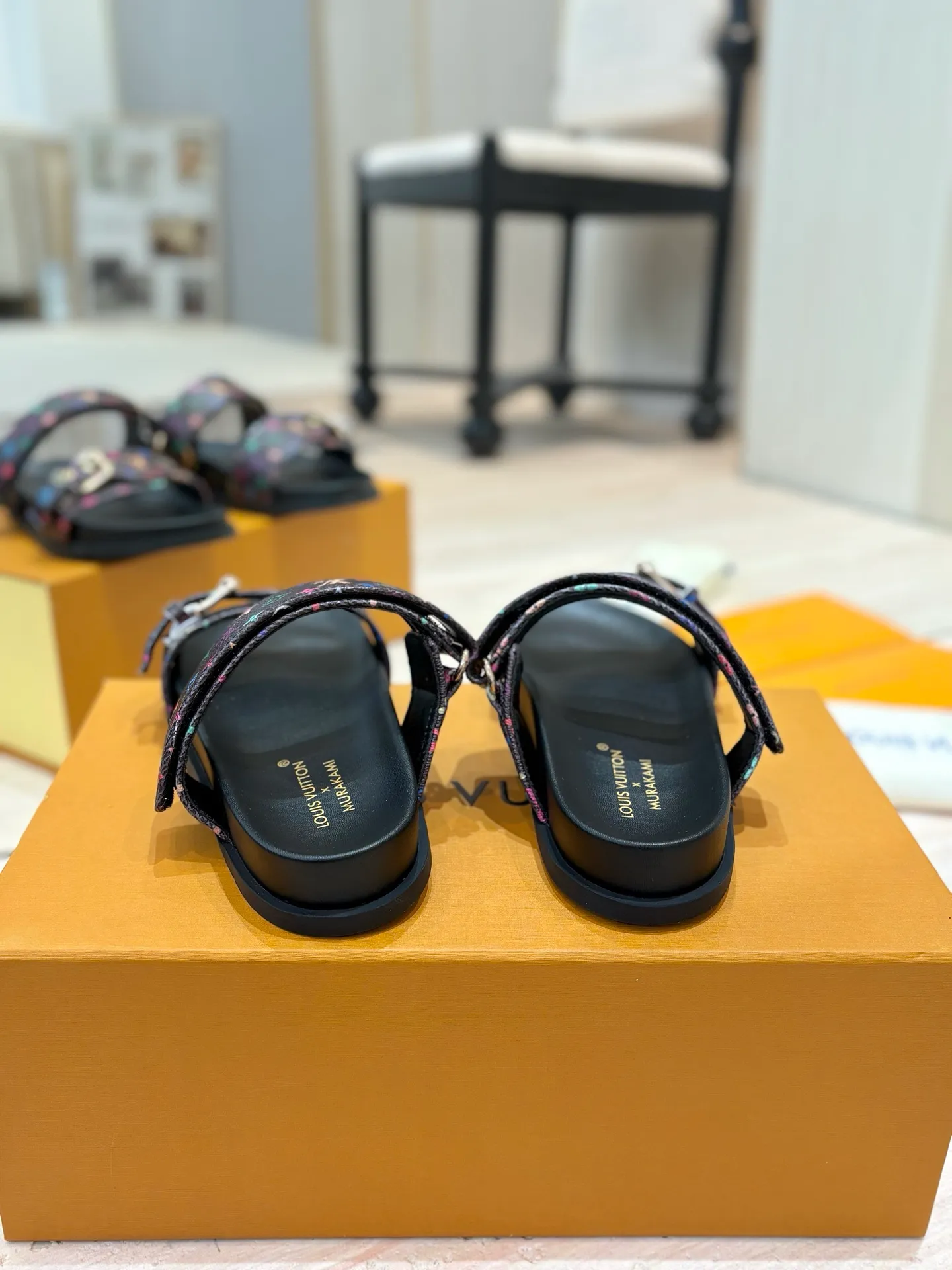 👟👟Ex-factory price 400👟👟 LV 2025 spring and summer new products 🥰 Popular LV donkey brand counters Embossed logo embossed sandals This Pool Pillow Comfort flat sandals are made of technical fabrics and use high-frequency embossing technology to reinterpret the Monogram pattern. Soft padded upper with adjustable Velcro, comfortable and tough insole adds harmonious colors 👍New hard goods, purchasing agent level! Full of high-end feel! A popular model among bloggers at home and abroad, it’s retro and fashionable and looks amazing on your feet! The official website's main recommendation 👍👍 ✅ Upper: waterproof special original fabric ✅ Inner lining: imported mixed sheepskin ✅ Outsole: original molded foam outsole ✅ Number of sizes: women's size 35-45 (women's size 41 men's 38.45, custom-made, non-refundable) ✅ Packaging: full set of drawer boxes ​